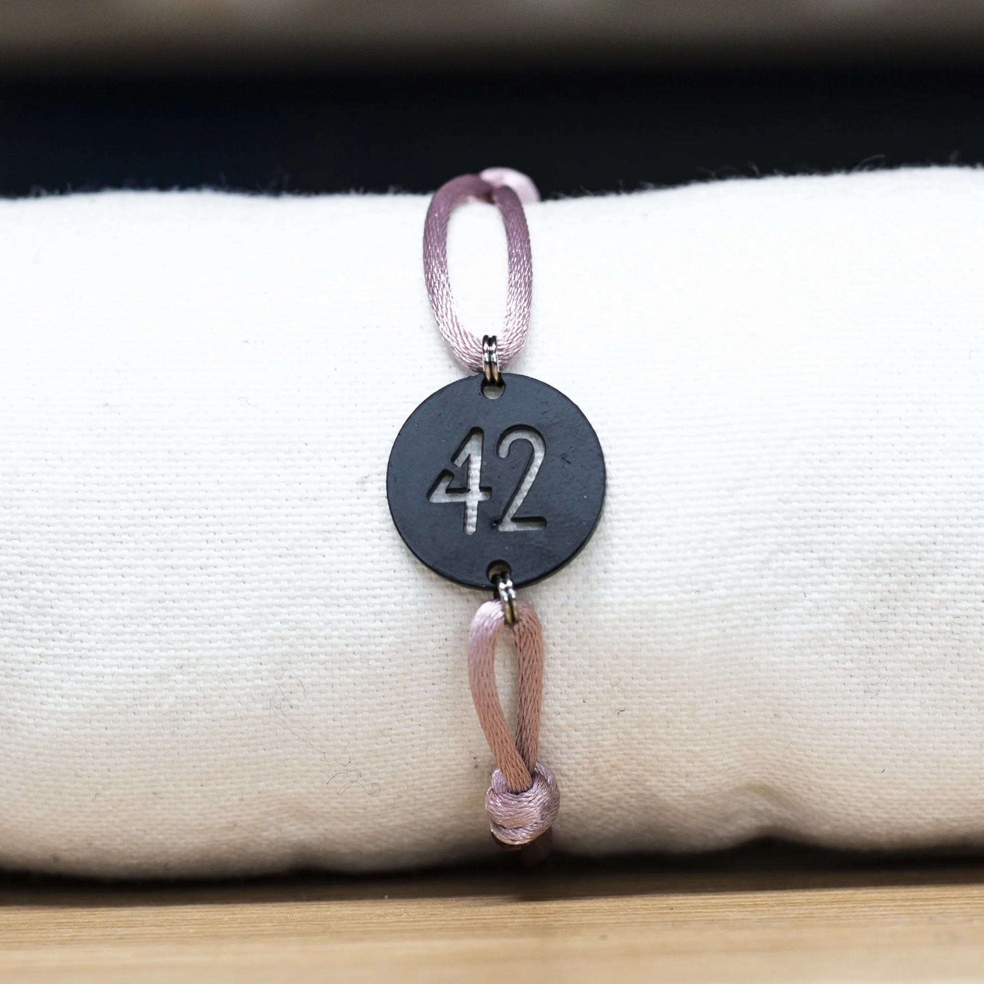 Bracelet 42 Médaille Noire Cordon Vieux Rose – Image 3