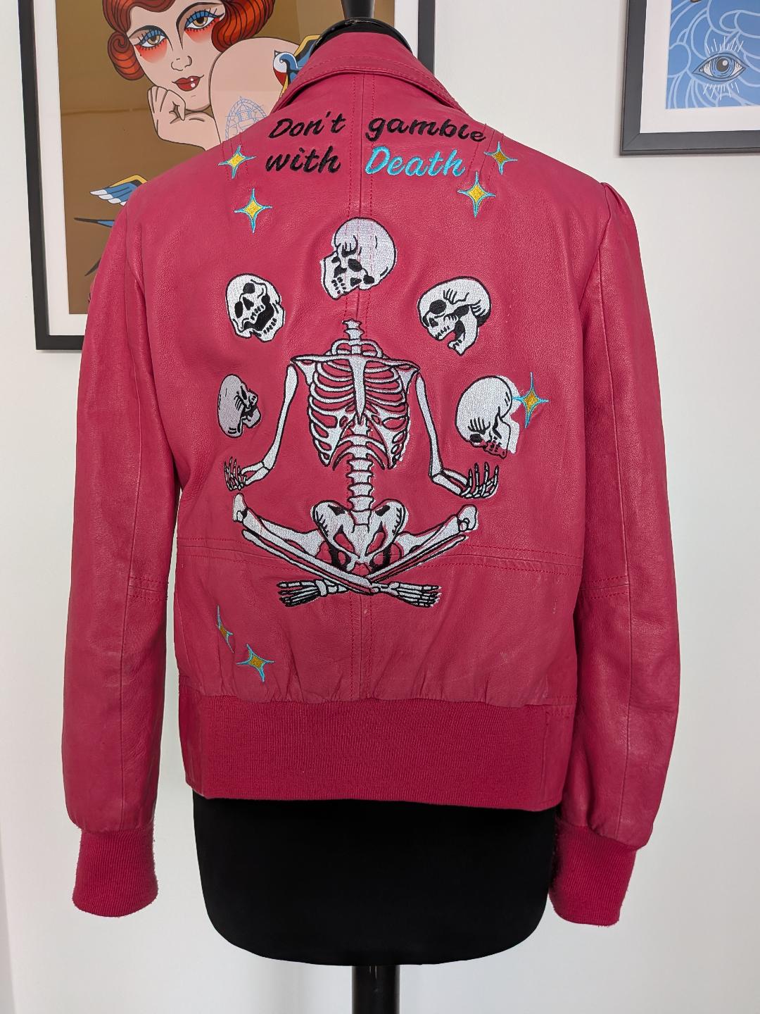 Don’t gamble with Death : modèle unique veste cuir rose