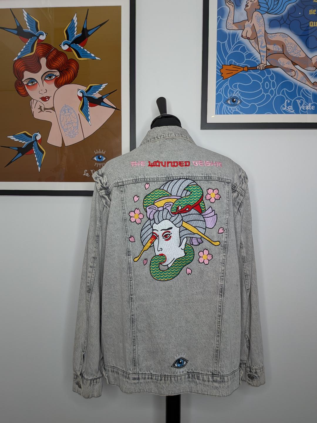 The Wounded Geisha sur veste grise washed : modèle unique