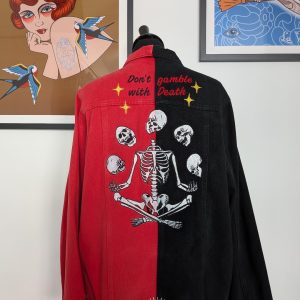 Don’t gamble with Death : veste jean noir et rouge Modèle unique !